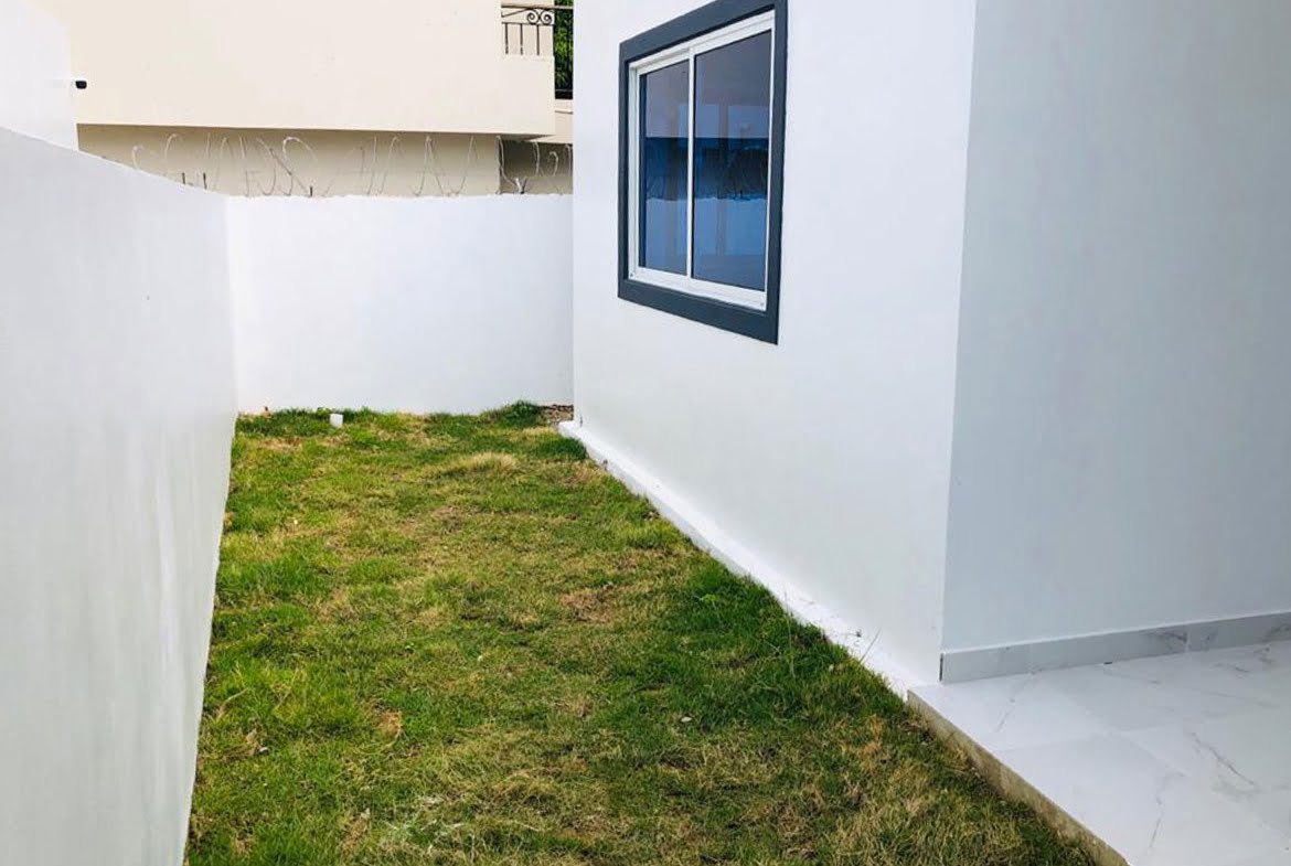 Entrada Moderna Da Casa De Luxo Pela Calçada Foto de Stock - Imagem de  parede, residencial: 206374032